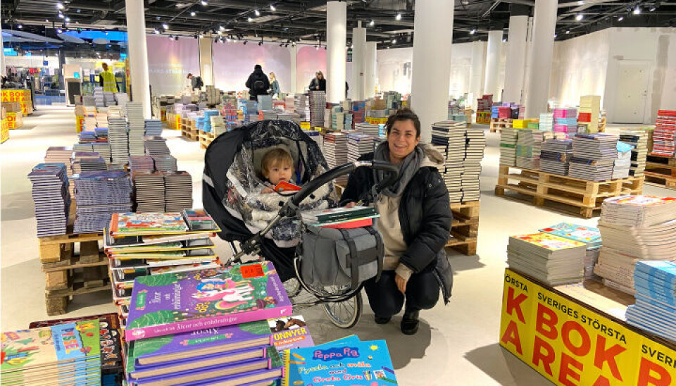 Anna Hassan-Reza handlade på Akademibokhandeln i Liljeholmen under reastarten. Anna Hassan-Reza handlade på Akademibokhandeln i Liljeholmen under reastarten.